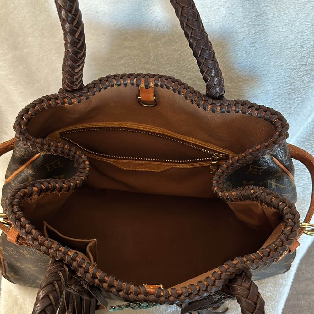 Louis Vuitton Shoulder Bag with Turquoise Accent - Picture 5 of 8